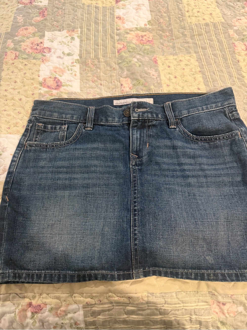 Old Navy. medium-wash denim mini skirt.  Size 4 like new condition.